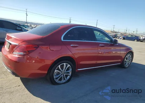 2017 Mercedes-Benz C 300 z USA, uszkodzony, nr VIN 55SWF4JB0HU232822